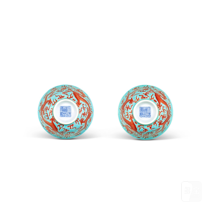 A pair of turquoise-ground iron-red 'dragon' cups, Seal marks and period of Daoguang | 清道光 松石綠地礬紅彩云龍趕珠紋盃一對 《大清道光年製》款 - 图2